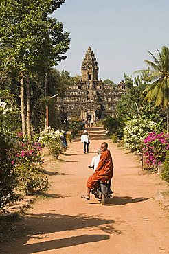 Bakong Temple dating from AD881, Roluos Group, near Angkor, UNESCO World Heritage Site, Siem Reap, Cambodia, Indochina, Southeast Asia, Asia