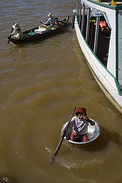 Tonle Sap Lake, Boat People (Vietnamese), near Siem Reap, Cambodia, Indochina, Southeast Asia, Asia