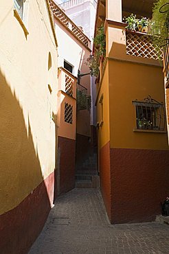 Callejon del Beso (Alley of the Kiss) so named because of the close balconies of the two houses, less than a meter apart, Guanajuato, a UNESCO World Heritage Site, Guanajuato State, Mexico, North America