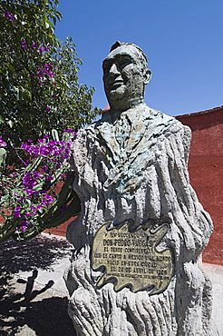 Statue of singer Don Pedro, San Miguel de Allende (San Miguel), Guanajuato State, Mexico, North America