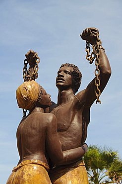 Statue des esclaves, statue commemorationg the freeing of the slaves, the chains are broken, Goree Island, near Dakar, Senegal, West Africa, Africa