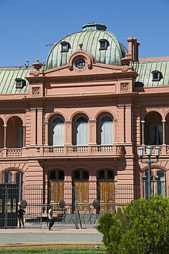 Casa Rosada (Presidential Palace) where Eva Peron (Evita) used to appear on the this balcony, Plaza de Mayo, Buenos Aires, Argentina, South America