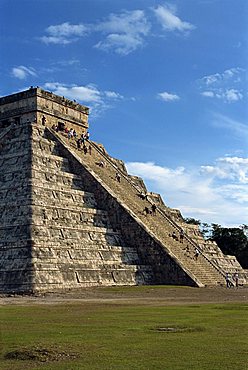 El Castillo, pyramid dedicated to the god Kukulcan, Chichen Itza, UNESCO World Heritage Site, Yucatan, Mexico, North America