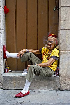 Old lady smoking cigar, Calla Empedrado, Havana, Cuba, West Indies, Central America