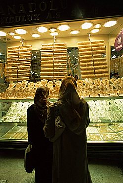 Women looking at gold in the Grand Bazaar, Istanbul, Turkey, Europe