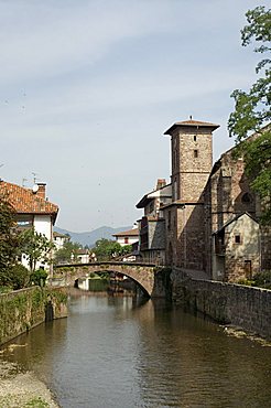 Church of Our Lady on right of old bridge, St. Jean Pied de Port, Basque country, Pyrenees-Atlantiques, Aquitaine, France, Europe