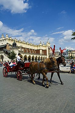 Horse and carriages in Main Market Square (Rynek Glowny), Old Town District (Stare Miasto), Krakow (Cracow), UNESCO World Heritage Site, Poland, Europe