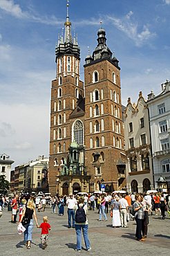 St. Mary's church or basilica, Main Market Square (Rynek Glowny), Old Town District (Stare Miasto), Krakow (Cracow), UNESCO World Heritage Site, Poland, Europe