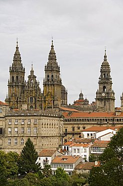 Santiago Cathedral with the Palace of Raxoi in foreground, UNESCO World Heritage Site, Santiago de Compostela, Galicia, Spain, Europe