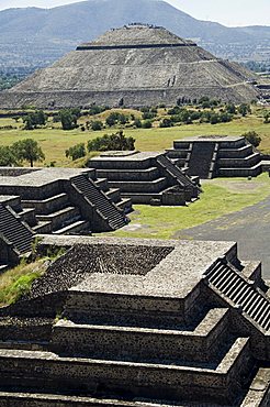 View from Pyramid of the Moon of the Avenue of the Dead and the Pyramid of the Sun in background, Teotihuacan, 150AD to 600AD and later used by the Aztecs, UNESCO World Heritage Site, north of Mexico City, Mexico, North America