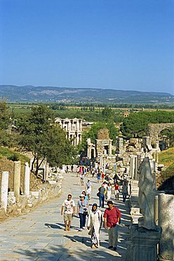 Tourists at Ephesus, Anatolia, Turkey, Asia Minor, Eurasia