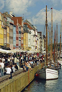 Busy restaurant area, Nyhavn, Copenhagen, Denmark, Scandinavia, Europe