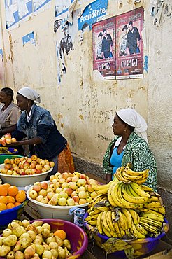 The African market in the old city of Praia on the Plateau, Praia, Santiago, Cape Verde Islands, Africa