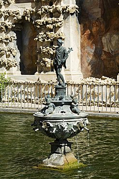 Pool of Mercury in the gardens of the Real Alcazar, UNESCO World Heritage Site, Santa Cruz district, Seville, Andalusia (Andalucia), Spain, Europe