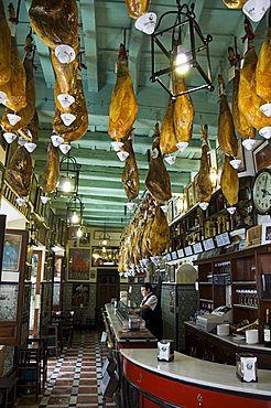 Tapas bar and restaurant with hams hanging from the ceiling, Santa Cruz district, Seville, Andalusia, Spain, Europe