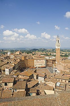 View of the Piazza del Campo and the Palazzo Pubblico with its amazing bell tower, Siena, UNESCO World Heritage Site, Tuscany, Italy, Europe