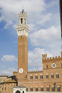 View of the Palazzo Pubblico with its amazing bell tower, Siena, UNESCO World Heritage Site, Tuscany, Italy, Europe