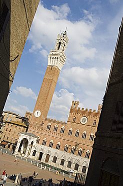 View of the Piazza del Campo and the Palazzo Pubblico with its amazing bell tower, Siena, UNESCO World Heritage Site, Tuscany, Italy, Europe