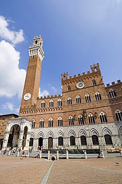 View of the Piazza del Campo and the Palazzo Pubblico with its amazing bell tower, Siena, UNESCO World Heritage Site, Tuscany, Italy, Europe