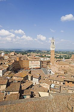 View of the Piazza del Campo and the Palazzo Pubblico with its amazing bell tower, Siena, UNESCO World Heritage Site, Tuscany, Italy, Europe