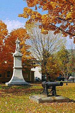 Statue commemorating the War of Independance, Central Street, Woodstock,  Vermont, USA