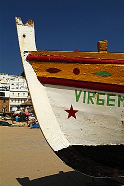 PORTUGAL, ALGARVE, CARVOEIRO, Fishingboat on beach