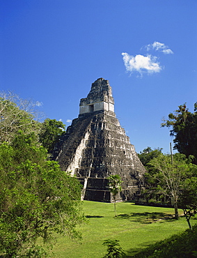 Temple II looking across Great Plaza, Tikal, UNESCO World Heritage Site, Guatemala, Central America