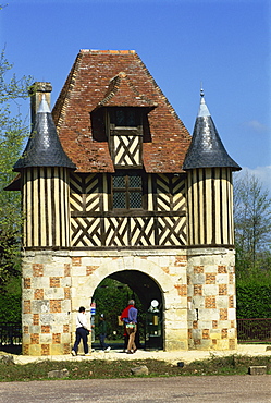 Gatehouse dating from the 15th and 16th centuries, Crevecoeur Manor, Basse Normandie, France, Europe