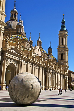 Nuestra Senora del Pilar Basilica, with stone world sculpture Saragossa (Zaragoza), Aragon, Spain, Europe