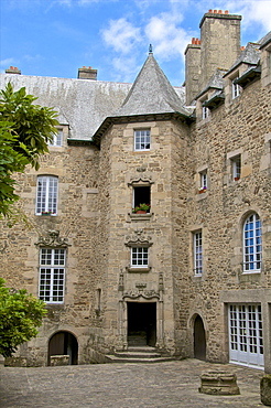 Inner courtyard, Beaumanoir Mansion house dating from the 16th century, Dinan, Brittany, France, Europe