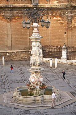 Lantern-Fountain dating from the 18th century, Plaza Virgen de los Reyes, in the early morning, Seville, Andalusia, Spain, Europe