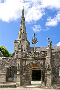 Monumental Gate, flamboyant 16th century, La Martyre church enclosure, church and steeple, La Martyre, Finistere, Brittany, France, Europe