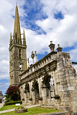 Triumphal Arch dating from 1588 and church dating from the 16th and 17th centuries, Sizun parish enclosure, Finistere, Brittany, France, Europe