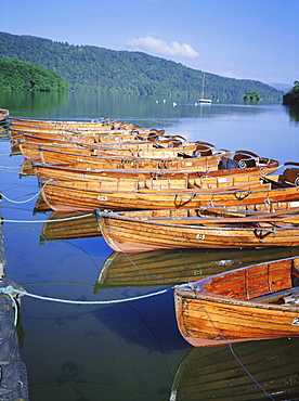 Rowing boats and lake Windermere, Bowness on Windermere, Lake District National Park, Cumbria, England, UK, Europe