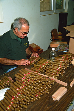 Rolling cigars, Nassau, Bahamas, West Indies, Central America