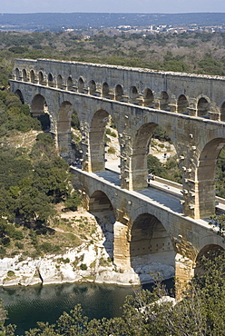 Roman aqueduct, Pont du Gard, UNESCO World Heritage Site, Languedoc, France, Europe