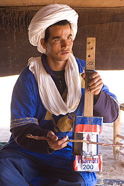 Musician playing home-made string instrument, Morocco, North Africa, Africa