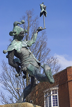 The Jester, statue of the character Touchstone from Shakespeare's As You Like it, Stratford upon Avon, Warwickshire, England, United Kingdom, Europe