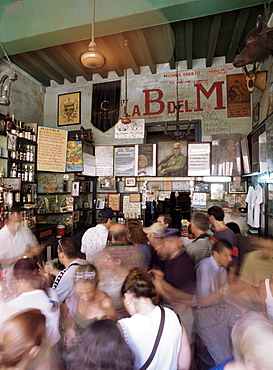 Drinking a mojito, Bodegita del Medio, Habana, Cuba, West Indies, Central America