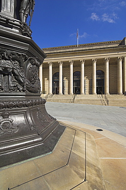 War memorial and City Hall facade, Barkers Pool, Sheffield, Yorkshire, England, United Kingdom, Europe