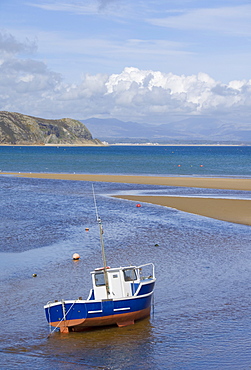 Lone fishing boat waiting for the incoming tide on the Warren, Abersoch beach, St. Tudwals Road, Llyn Peninsula, Gwynedd, North Wales, Wales, United Kingdom, Europe