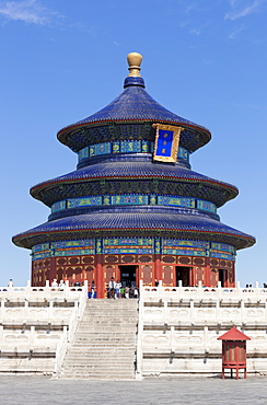 Tian Tan complex, crowds outside the Temple of Heaven (Qinian Dian temple), UNESCO World Heritage Site, Beijing, China, Asia