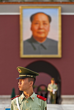 Soldier outside the Tiananmen Tower and Chairman Mao's portrait, Gate of Heavenly Peace, Beijing, China, Asia