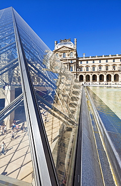 The Louvre art gallery, Museum and Louvre Pyramid (Pyramide du Louvre), Paris, France, Europe