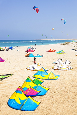 Kite surfers and kite surfing on Kite beach, Praia da Fragata, Costa da Fragata, Santa Maria, Sal Island, Cape Verde, Atlantic, Africa