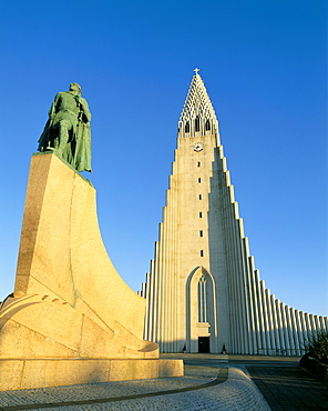 Statue of Liefer Eriksson and Hallgrimskikja church, Reykjavik, Iceland, Polar Regions