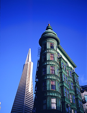 The Transamerica Pyramid (designed by the architect William Pereira and built in 1972) and Victorian style hotel, San Francisco, California, USA