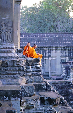 Buddhist monks at the temple complex of Angkor Wat, Angkor, Siem Reap, Cambodia, Indochina, Asia
