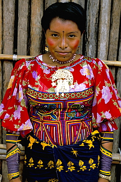 Portrait of a Cuna Indian woman, Rio Sidra, village of Namardua, San Blas archipelago, Panama, Central America