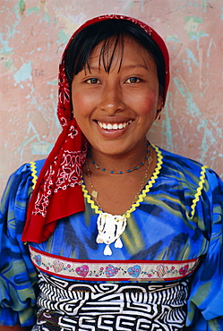 Portrait of a young Cuna (Kuna) Indian woman, Mamardup village, Rio Sidra, San Blas archipelago, Panama, Central America